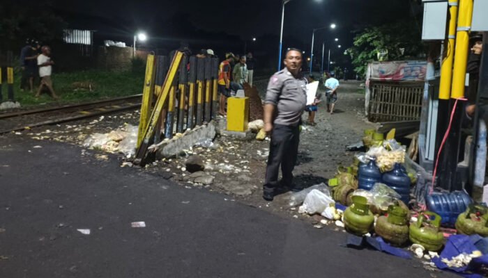 Pengendara Tossa Muat Elpiji Tewas Tersambar Kereta Api di Kediri