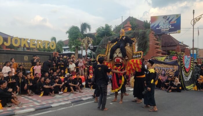 Dibuka Dengan Reog Ponorogo Djoyo Gendilo, PSHW Kota Mojokerto Bagi 1000 Takjil Dihadiri Walikota Mojokerto