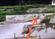 Rekaman CCTV Detik-detik Pria Jombang Tenggelam di Sungai Brantas