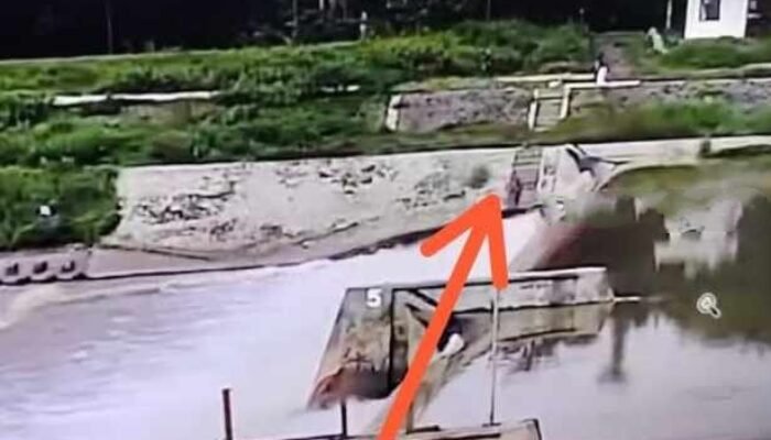 Rekaman CCTV Detik-detik Pria Jombang Tenggelam di Sungai Brantas