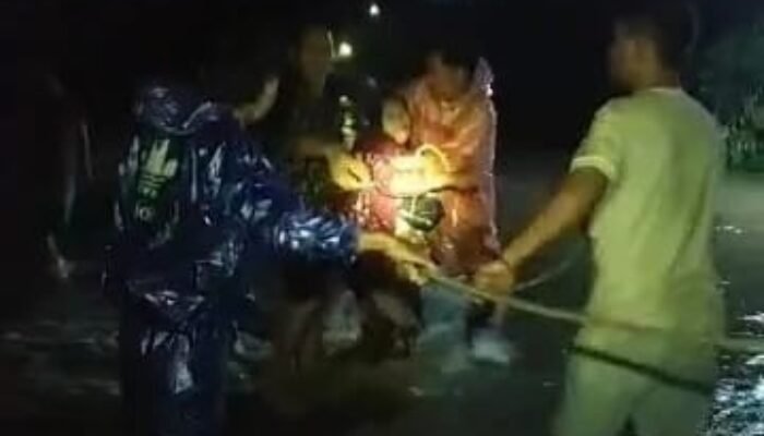 Nekat Menerobos Banjir, Pasutri di Ngawi Terseret Arus Hingga Jatuh ke Sungai