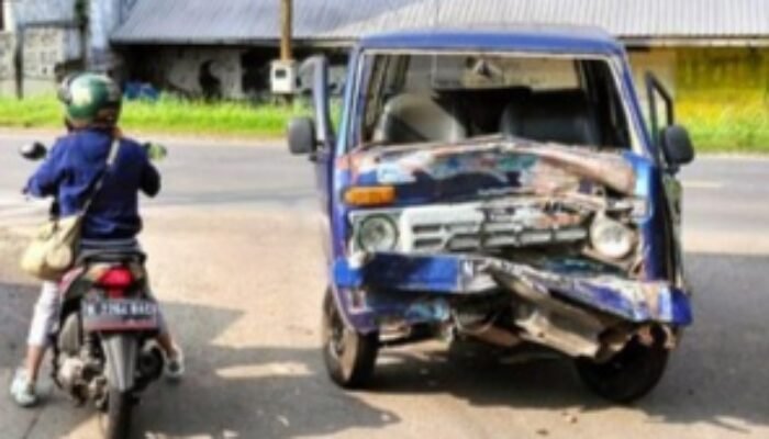 Mobil Angkutan Siswa di Blitar Ringsek Usai Tabrak Pikap dan Livina