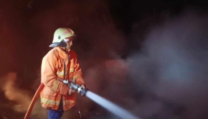 Bangunan Bekas Bengkel di Mojokerto Ludes Terbakar, Diduga Akibat Korsleting Listrik