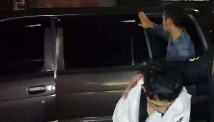 Dijemput Polisi, Bandit Curanmor di Surabaya Nangis Sambil Sujud ke Ibu