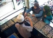 Dua Emak-emak Terekam CCTV Curi Perhiasan di Toko Emas Sumenep