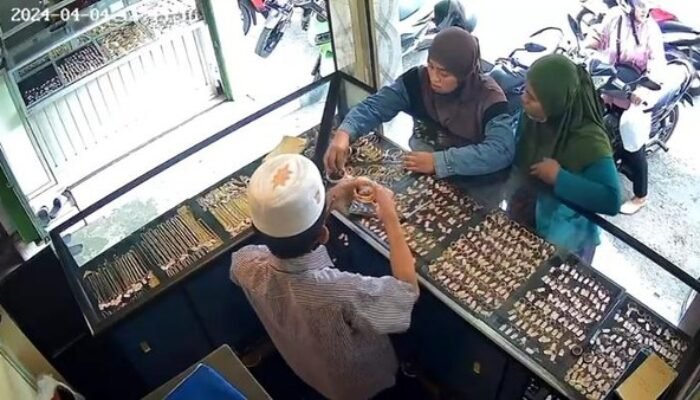 Dua Emak-emak Terekam CCTV Curi Perhiasan di Toko Emas Sumenep
