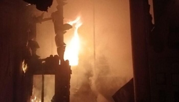 Diduga Korsleting Listrik, Pabrik Cokelat di Kaliasri Surabaya Ludes Terbakar