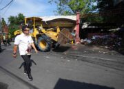 Dinilai Ganggu Kenyamanan Warga, Mas Pj Bersihkan Sampah di TPS Benteng Pancasila