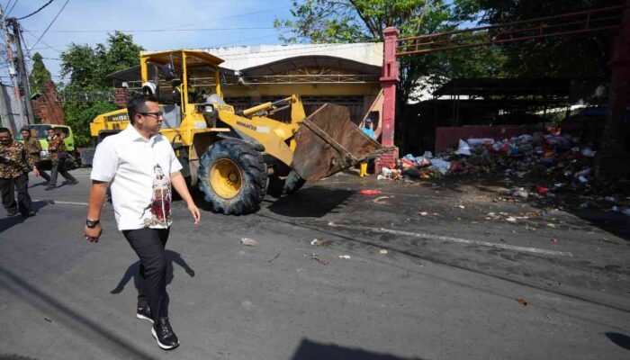 Dinilai Ganggu Kenyamanan Warga, Mas Pj Bersihkan Sampah di TPS Benteng Pancasila