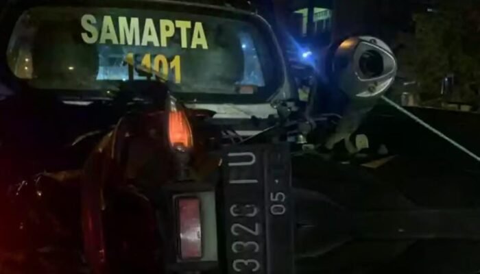 Gagal Nyalip, Truk Bermuatan Plat Nomor Korlantas Polri Tabrak Motor di Tuban