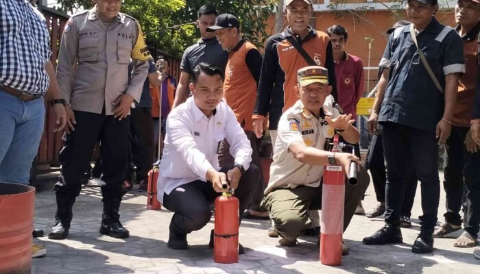Antisipasi Kebakaran, PT Firetech Berikan Bantuan Apar ke Kelurahan Gunung Gedangan