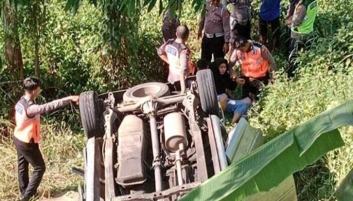 Bawa Satu Keluarga, Mobil Innova Terjun ke Jurang Bekas Galian C di Mojokerto