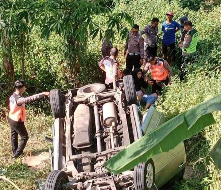 Bawa satu kelurga, Mobil terjun ke jurang