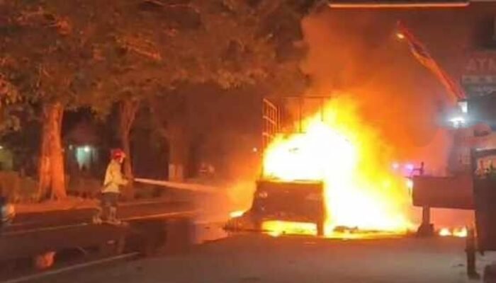 Mobil Muat Sangkar Burung Perkutut Hangus Terbakar di Jombang