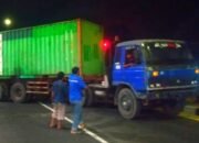 Tak Kuat Menanjak, Truk Kontainer Tersangkut di Median Jalan Jembatan Layang Sidoarjo