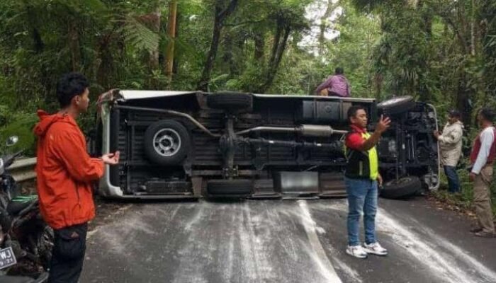 Tabrak Pembatas Jalan, Elf Rombongan Turis dari Cina Terguling di Jalur Kawah Ijen