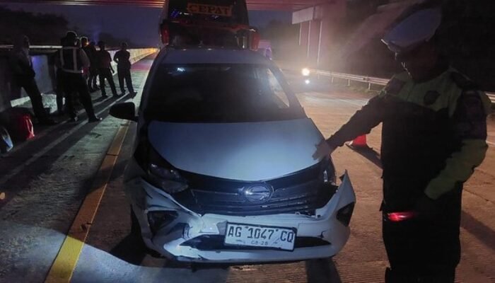 Gagal Nyalip, Mobil Sigra Hantam Bus Eka di Tol Madiun