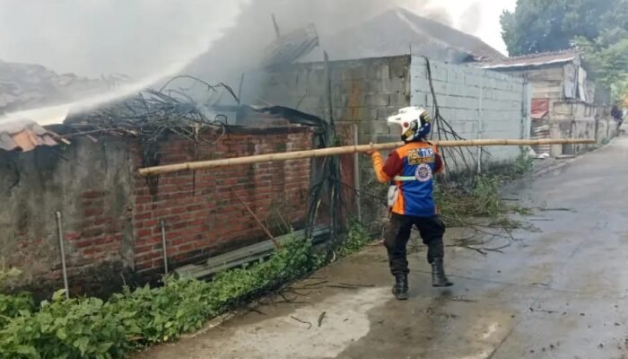 Gudang Rongsokan dan Empat Rumah di Dawarblandong Mojokerto Ludes Terbakar