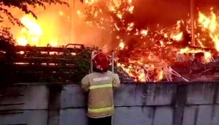 Gudang Sekam di Sidoarjo Kebakaran, 3 Mobil Ikut Hangus Terpanggang