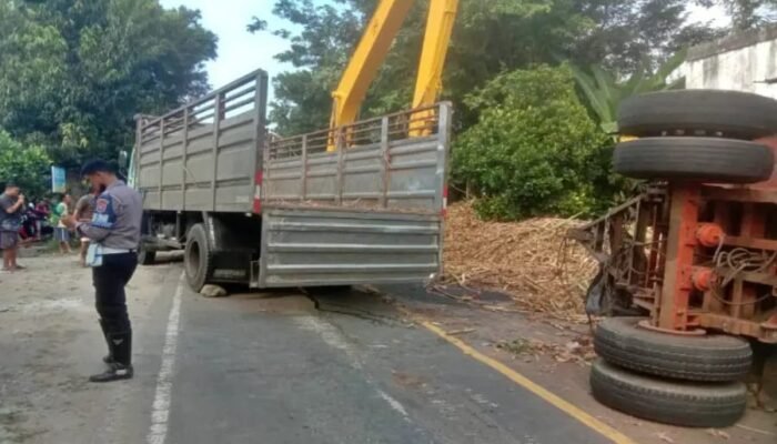 Truk Tebu Terguling di Blitar, Muatan Berserakan Hingga Tutup Jalan