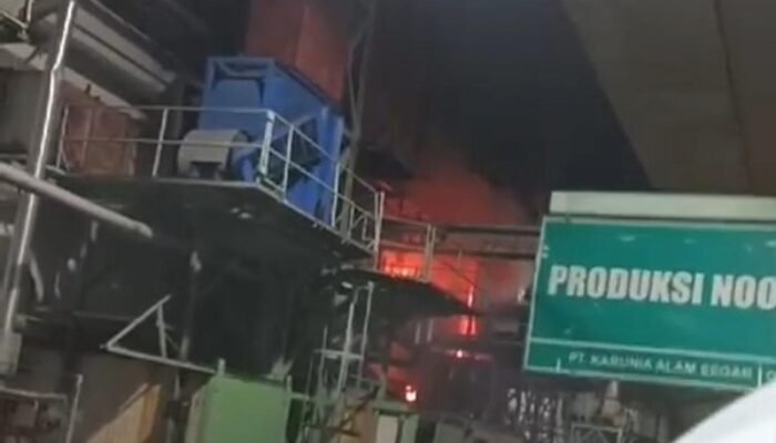 Kebakaran Hanguskan Area Pembuatan Bumbu Pabrik Mie Sedap