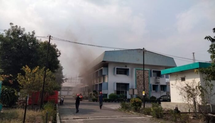 Gedung PLN Gardu Induk Sekarputih Terbakar