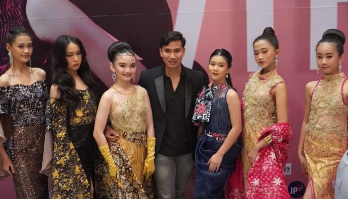 Tampil di Indonesia Teen Fashion Week 2024, Desainer Kota Mojokerto Gelar 12 Looks Batik