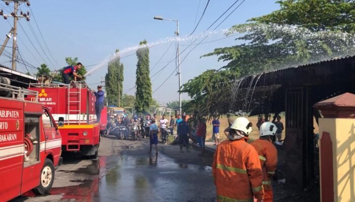 Kios Bensin Eceran Terbakar Usai Ditabrak Pemotor