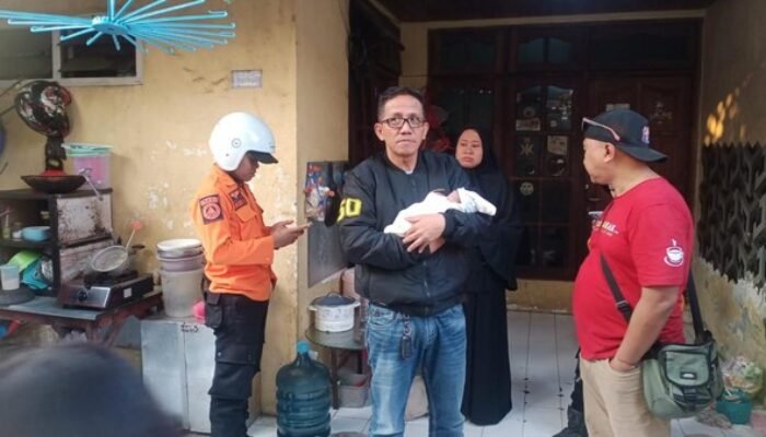 Geger! Bayi Perempuan Ditemukan di Depan Rumah Warga Surabaya