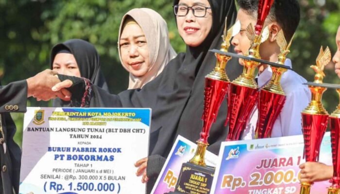 Dinsos P3A Kota Mojokerto Salurkan BLT dan BMU DBHCHT 2024