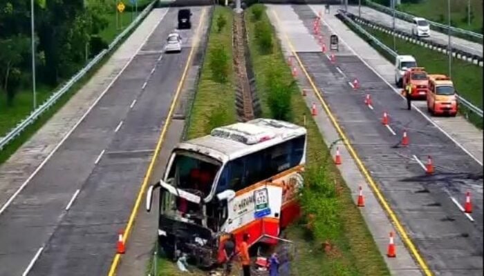 Bus Harapan Jaya Tabrak Truk Muat Marmer di Tol Jombang, Satu Nyawa Melayang