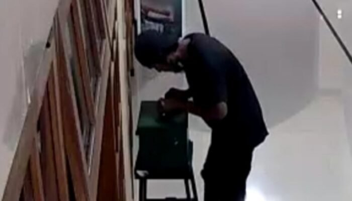 Pria Kuras Isi Kotak Amal di Masjid Jember Diduga ODGJ
