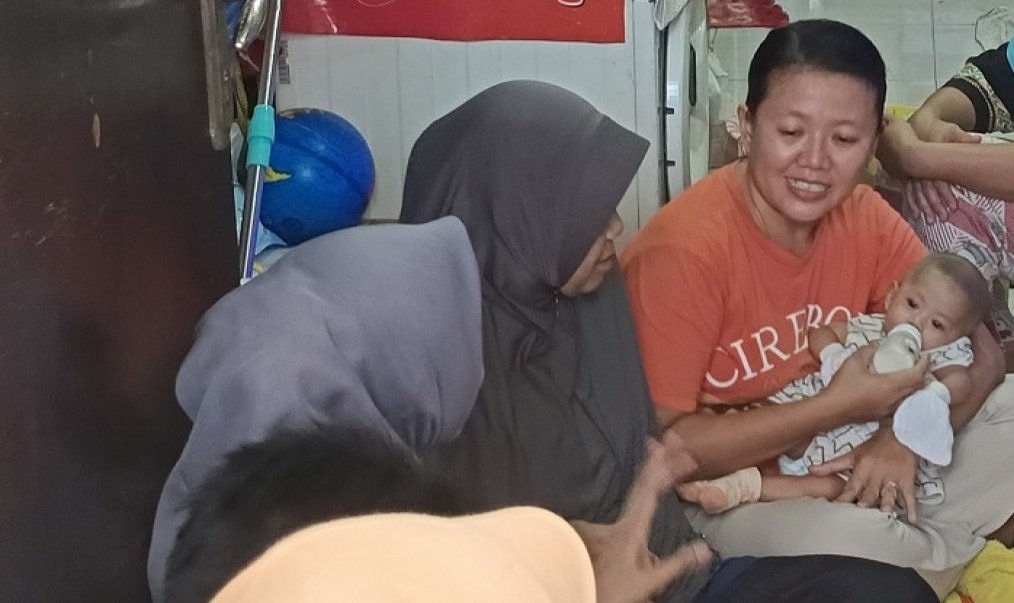 Penemuan bayi perempuan, Warga Surabaya