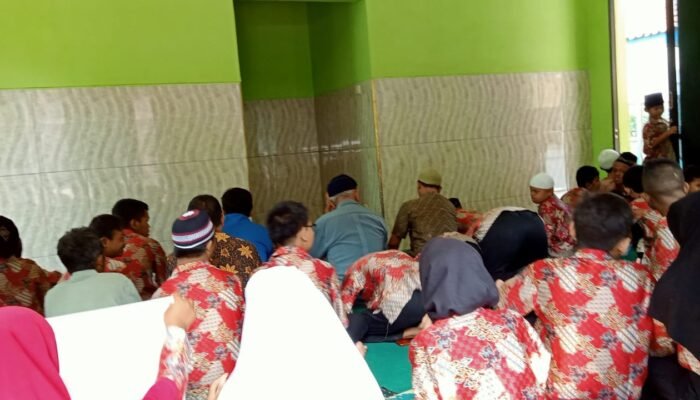 Kamis Sedekah: Inovasi SLB PGRI Dlanggu untuk Meningkatkan Prestasi 