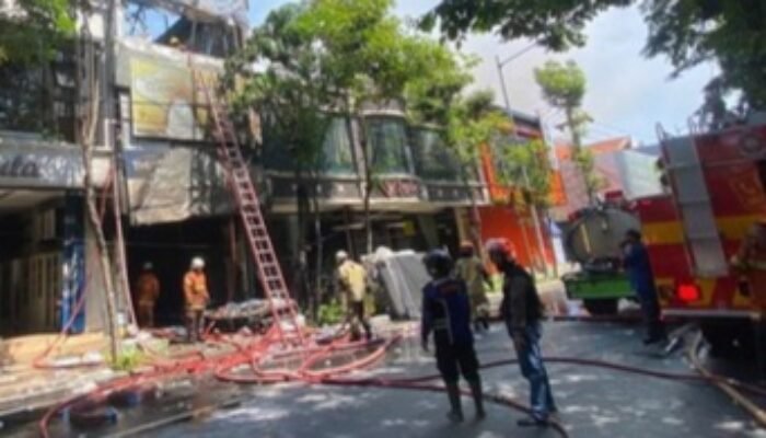 Toko Furniture di Jalan Kertajaya Surabaya Ludes Terbakar