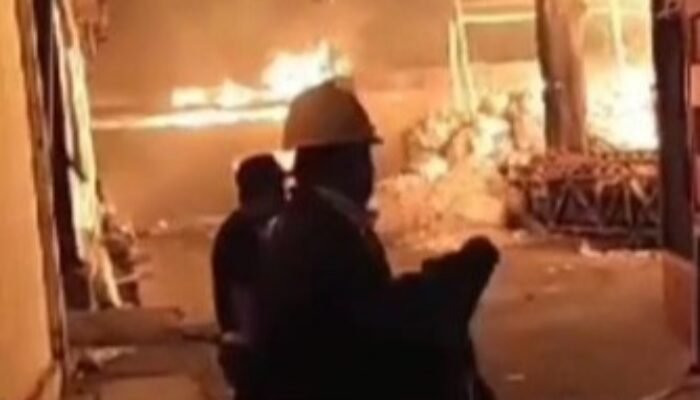 Pabrik Karton di Pandaan Pasuruan Ludes Terbakar