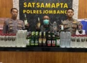 Gerebek Pedagang Miras di Jombang, Polisi Sita 493 Botol Minuman Memabukkan