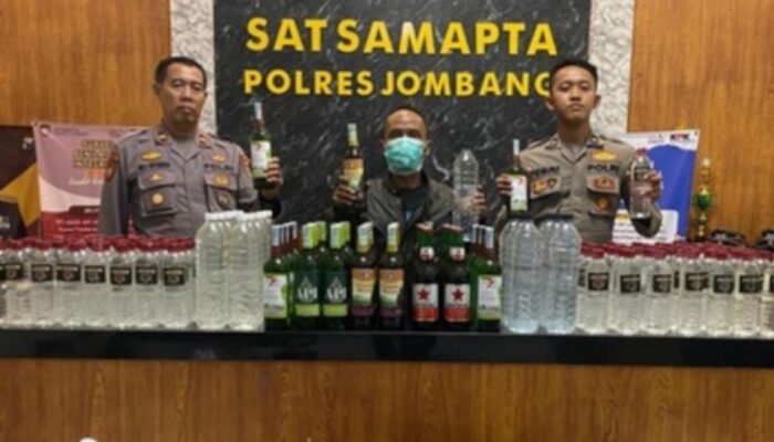 Gerebek Pedagang Miras di Jombang, Polisi Sita 493 Botol Minuman Memabukkan