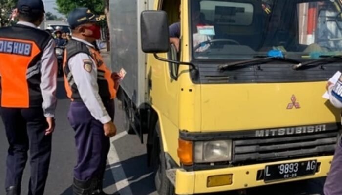 Cegah Terjadinya Lakalantas, Dishub Kota Mojokerto Tertibkan Kendaraan Parkir Tidak Pada Tempatnya 
