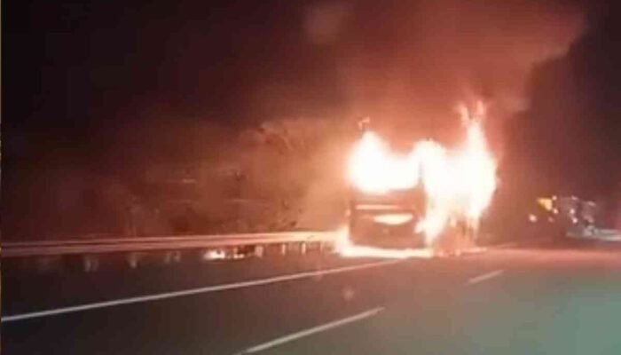 Bus Gunung Harta Terbakar di Tol Jombang-Mojokerto