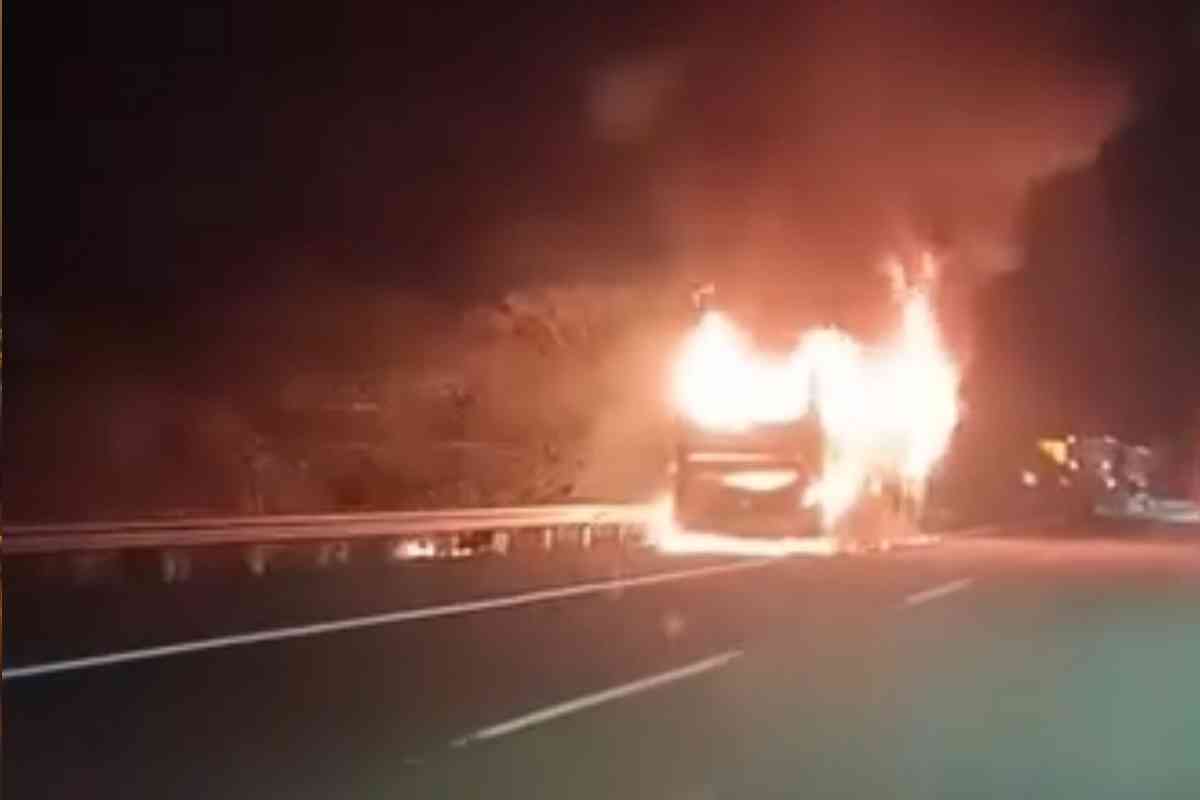 Bus Terbakar, Bus Kebakaran, Tol Jombang