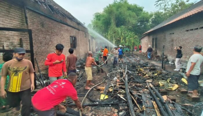 Gudang Spon di Mojokerto Ludes Terbakar, Pemilik Gudang Alami Luka Bakar