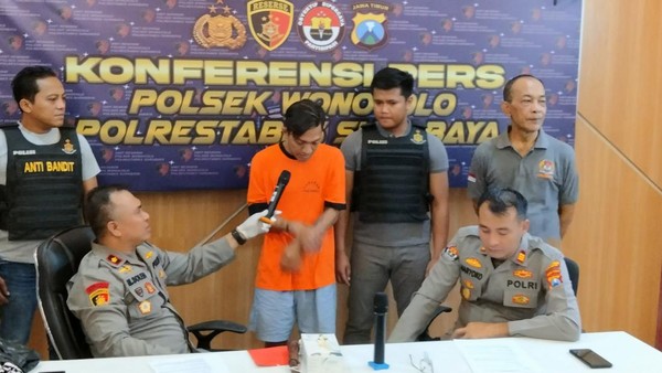 Pria Surabaya, Bacok pemilik salon