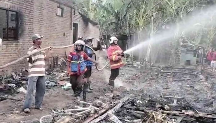 Gudang Spons di Mojokerto Terbakar, Satu Orang Dilarikan ke Rumah Sakit