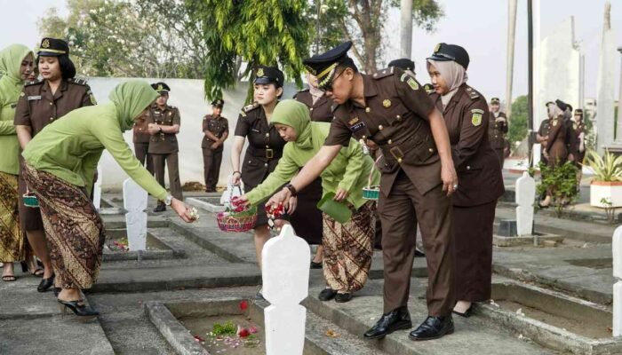 Peringati HBA ke-64, Kejari Mojokerto Raya Gelar Apel dan Tabur Bunga di Makam Pahlawan