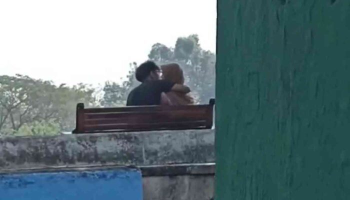 Video Sepasang Remaja Asyik Ciuman di JT Mojokerto Viral