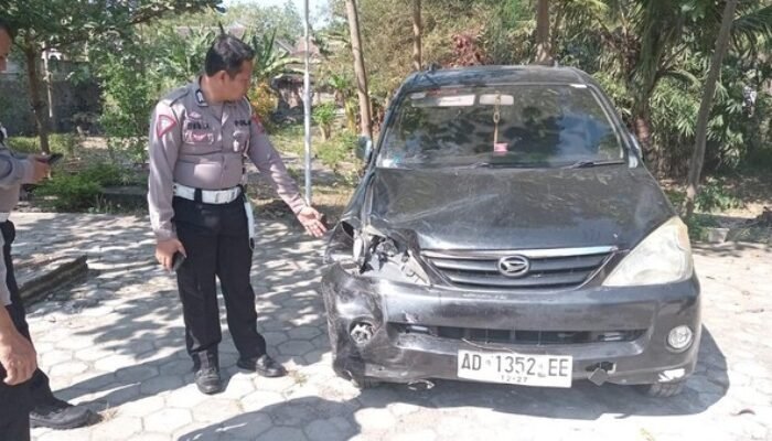 Diduga Usai Tabrak Lari, Mobil Xenia Ditinggal Pemiliknya di Jalanan Ngawi
