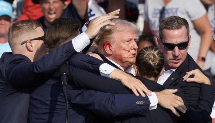 Donald Trump Ditembak Saat Kampanye, Wajah Berlumuran Darah