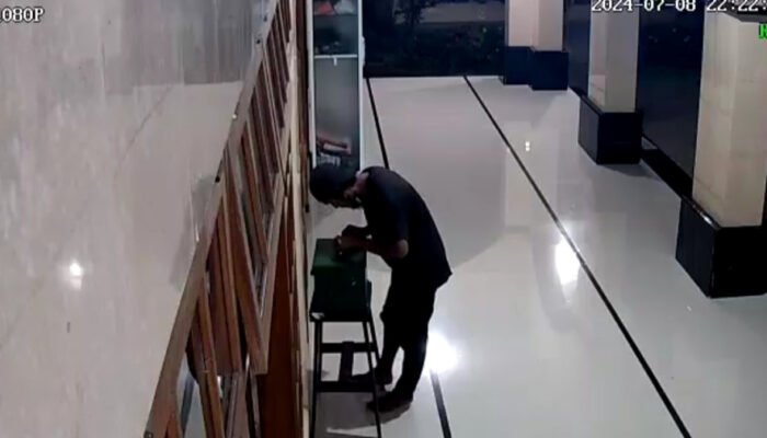 Pesepeda Angin Terekam CCTV Kuras Isi Kotak Amal di Masjid Jember
