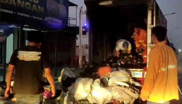 Truk JNT Terbakar di Mojokerto, Ribuan Paket Ludes Dilalap Si Jago Merah